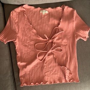 I’m selling a pink crop top